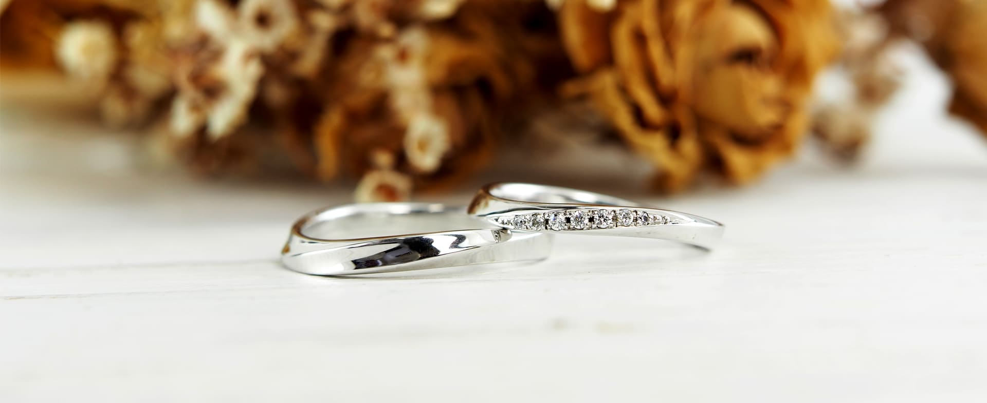久留米市のジュエリーセレクトショップCHARIScr8では様々なデザインの結婚指輪をご紹介しています。お客様の結婚指輪選びを最大限のお手伝いをするために幅広いジャンルをご用意。フルオーダーメイドリングからお店にあるデザインにアレンジを加えてお作りするセミオーダーアレンジ結婚指輪まで自由自在です。おふたりにご納得いただけるよう結婚指輪選びのお手伝いをさせていただきます。