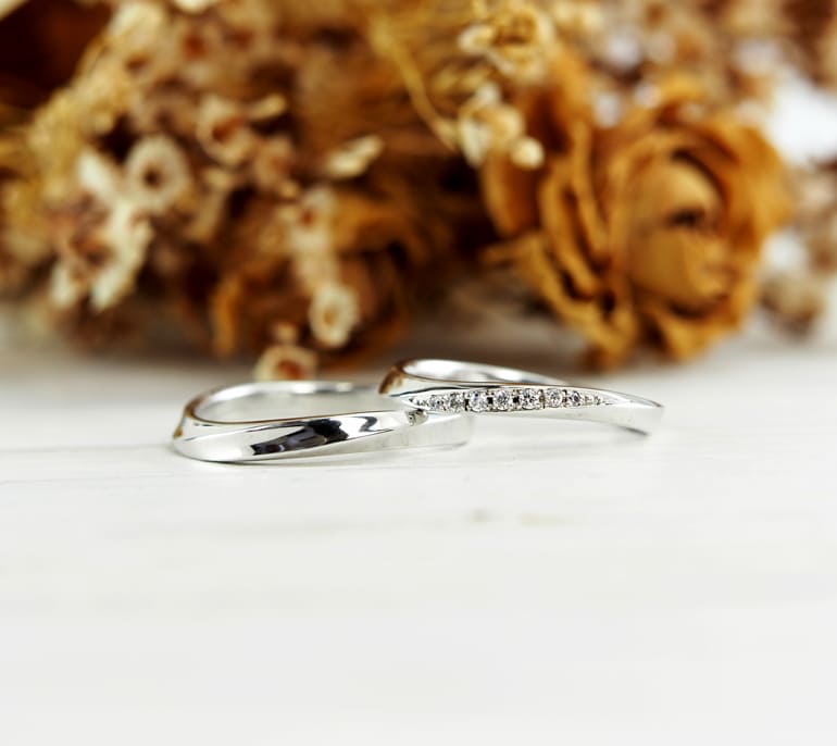 久留米市のジュエリーセレクトショップCHARIScr8では様々なデザインの結婚指輪をご紹介しています。お客様の結婚指輪選びを最大限のお手伝いをするために幅広いジャンルをご用意。フルオーダーメイドリングからお店にあるデザインにアレンジを加えてお作りするセミオーダーアレンジ結婚指輪まで自由自在です。おふたりにご納得いただけるよう結婚指輪選びのお手伝いをさせていただきます。
